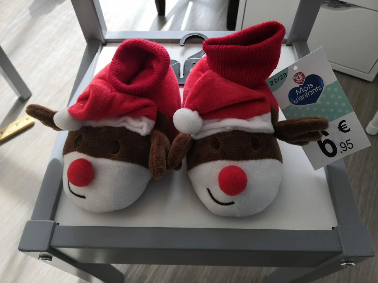 Chaussons (Peluche Reine) Pointure 22-23 Mots d'enfants Neuf avec étiquette